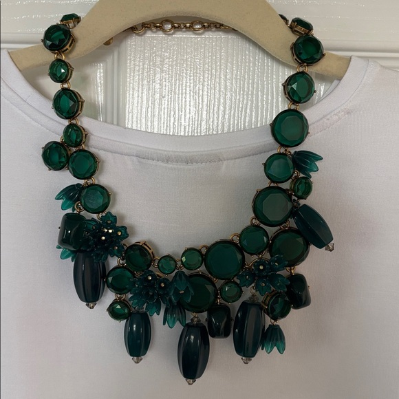 Elegant Green Statement Necklace - Picture 10 of 13